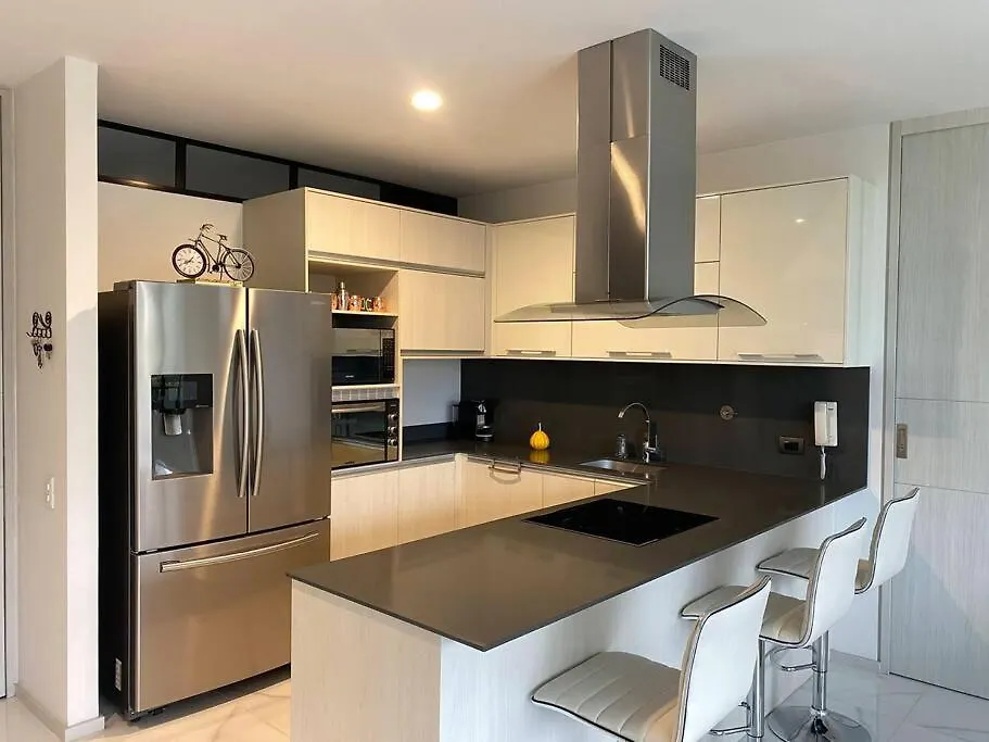 Luxury Apt! Guest Friendly! Great Location! Jacuzzi, Gym, Security! Medellin