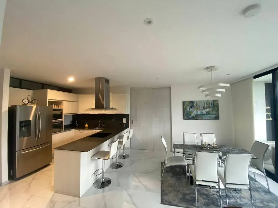 Luxury Apt! Guest Friendly! Great Location! Jacuzzi, Gym, Security! Medellin
