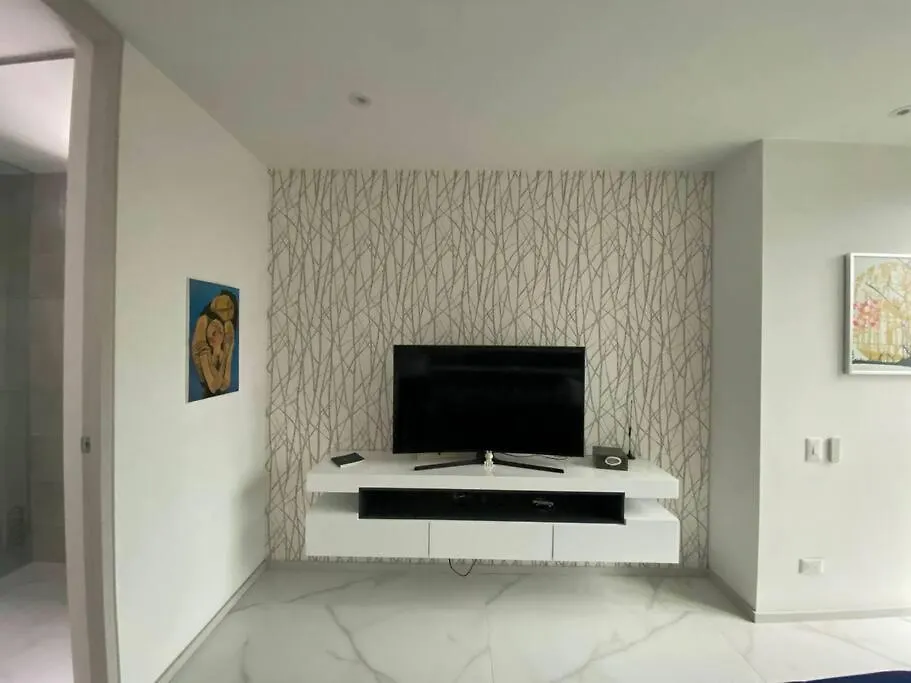 Luxury Apt! Guest Friendly! Great Location! Jacuzzi, Gym, Security! Medellin 0*,  Colombia